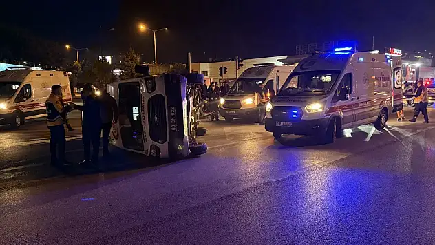 Vakaya giden ambulans ciple çarpıştı! 3 sağlık personeli yaralı