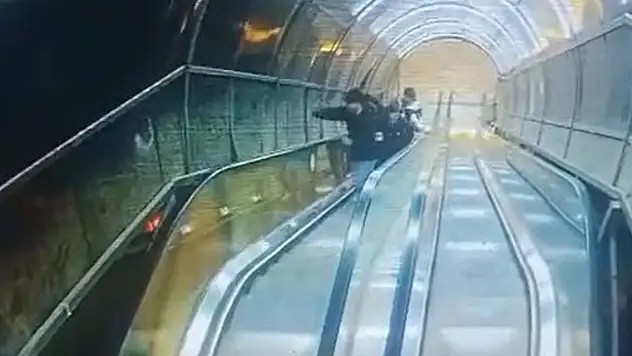 Yaya üst geçidinin korkuluklarına tekme ve yumruklu saldırı kamerada