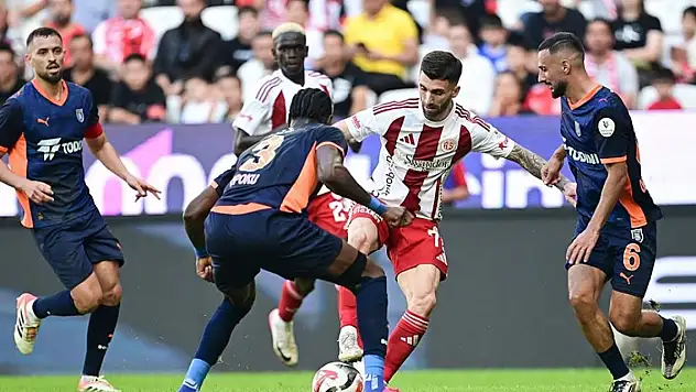 Başakşehir, deplasmanda  Antalyaspor'u farklı geçti