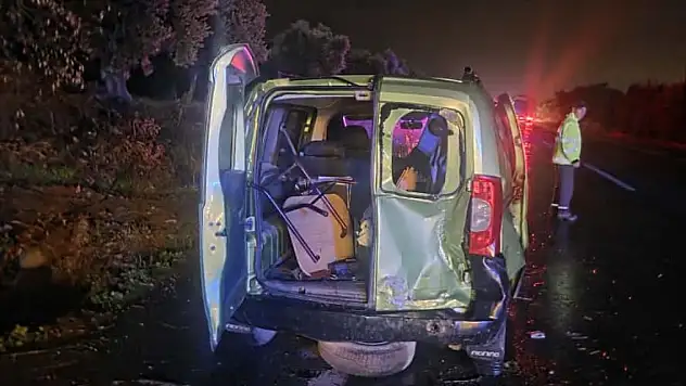 Beton su kanalına çarpan aracın sürücüsü öldü