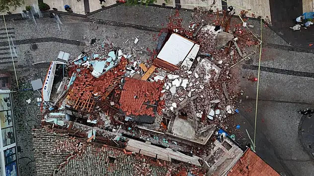 Sındırgı'da 6.1'lik depremde yıkılan binalar havadan görüntülendi