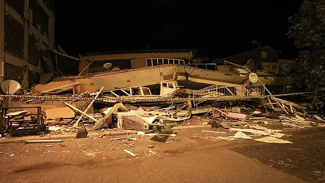 Bakan Memişoğlu'ndan Sındırgı depremindeki yaralıların durumuyla ilgili açıklama