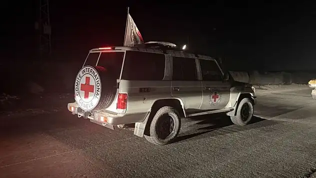 Hamas, İsrail'in ateşkes ihlalleri nedeniyle esir cesedinin teslimini erteledi