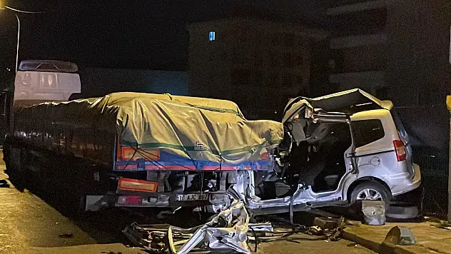 Polisin 'dur' ihtarına uymayan sürücü, TIR'a çarptı: 1 ölü, 2 yaralı