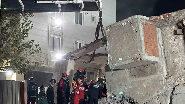 Enkaz başında 12. saat: Anne ve baba aranıyor