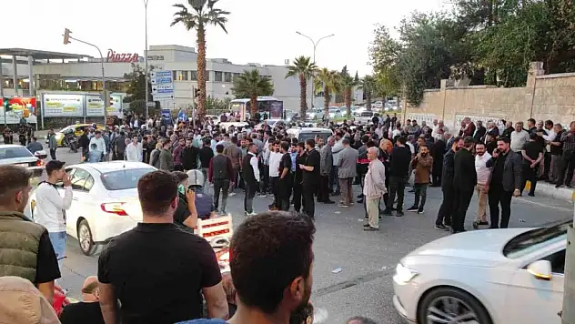 Cenaze defni sırasında 'park cezası' kavgası: Yaralılar var