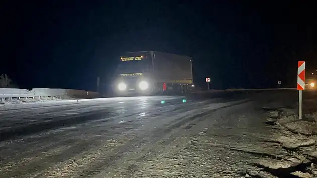 Kar ve buzlanma nedeniyle tırlar mahsur kaldı