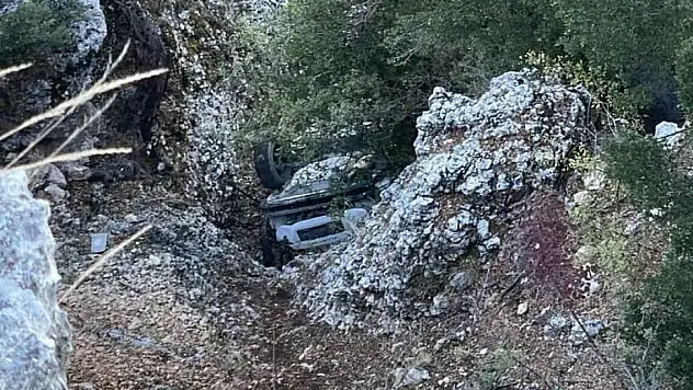 Otomobil uçuruma yuvarlandı, sürücü hayatını kaybetti
