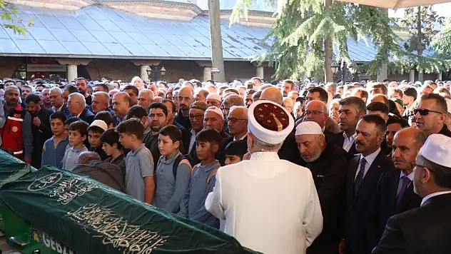 Gebze'de çöken binada yaşamını yitiren aynı aileden 4 kişi toprağa verildi