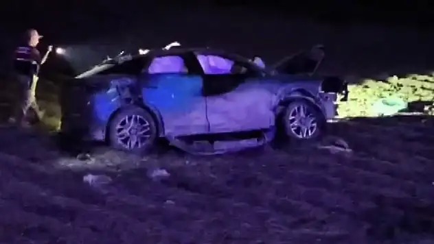 Lastiği patlayan otomobil, takla atarak tarlaya girdi: 1 ölü, 2 yaralı