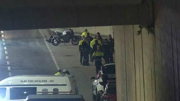 Alt geçitte kontrolden çıkan motosiklet kaza yaptı: 1 ölü, 1 yaralı