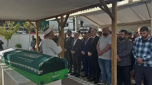 Şehadet haberini duyunca 'Vatan sağ olsun' diyen şehit babası, toprağa verildi
