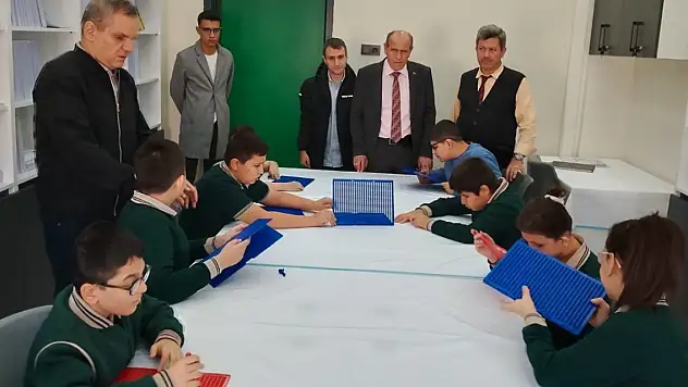 Konya'da görme engelli ortaokul öğrencilere tablet ve özel kalem desteği