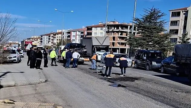 Konya'da 3 araç birbirine girdi! Yaralılar var