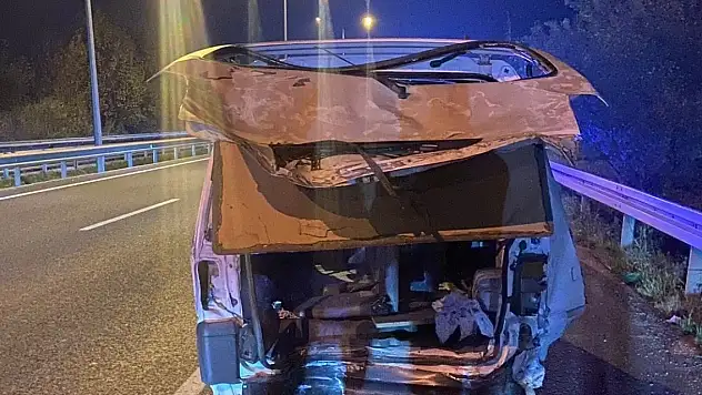 Çekici, hafif ticari araca çarptı 1 ölü, 1'i ağır 4 yaralı