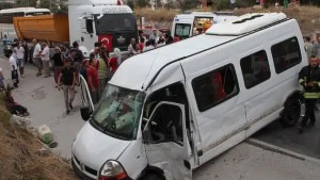 Muğla'da işçi servisi kamyonla çarpıştı: 11 yaralı