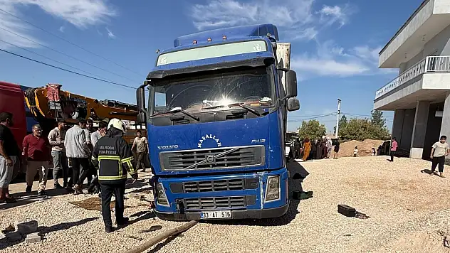 Lastiğini değiştirdiği TIR'ın altında kalan şoför ağır yaralandı