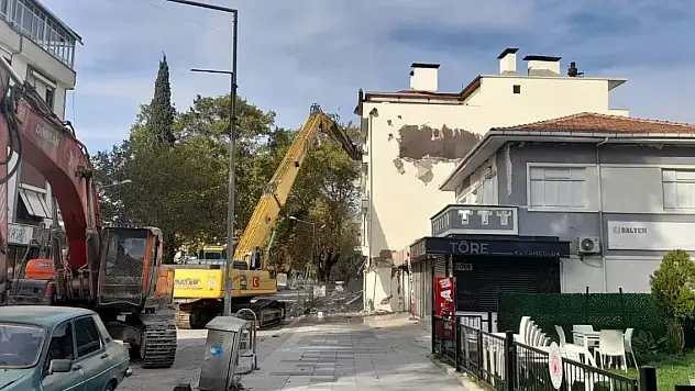 Sındırgı'da depremden sonra ağır hasarlı binalar yıkılıyor