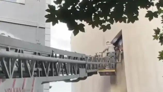 Polisten kaçtı: Baca boşluğuna sıkıştı