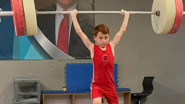 Karatay halterde şov yaptı