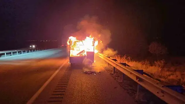 Demir yığını haline geldi... Konya'da seyir halindeki kamyonet alev alev yandı