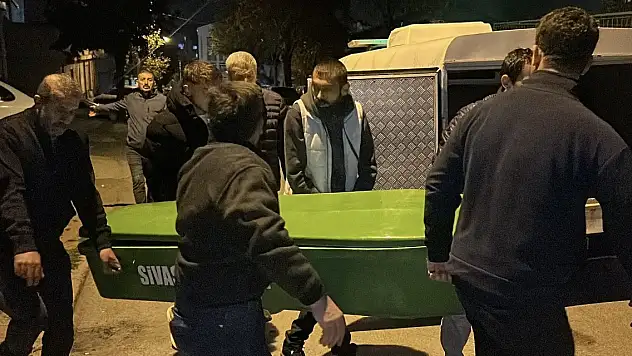 Garajda otomobilin içinde ölü bulundu