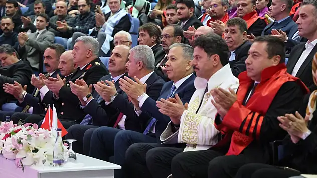 Bakan Yerlikaya Konya'da... Gençlerin önüne kurulan tuzaklara dikkat çekti