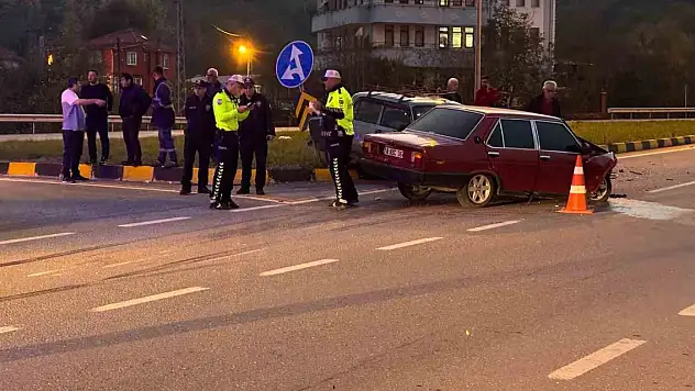 Kavşakta iki otomobil çarpıştı: 6 yaralı