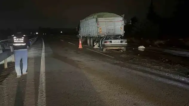 Otomobil kamyona arkadan çarptı: 3 ölü