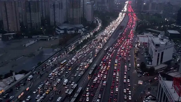 İş makinesi kül oldu: Trafik kilitlendi