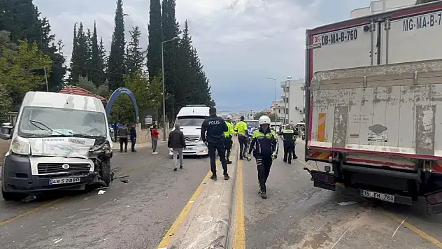 Freni patlayan kamyon, öğrenci servisine çarptı: 23 kişi yaralandı