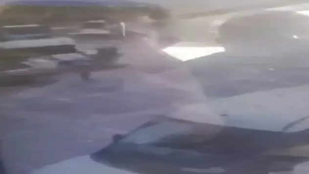 Otomobil, park halindeki 2 araç ile yayalara çarptı: 1 ölü, 3 yaralı