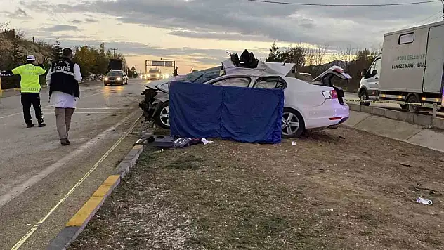 Kavşağa aşırı hızla giren tır otomobile çarptı: 1 ölü