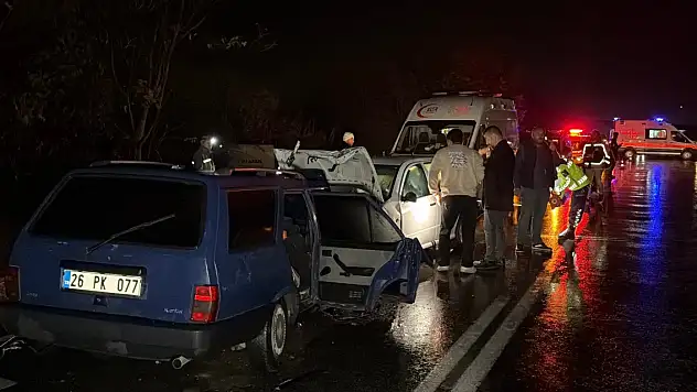 İki otomobil kafa kafaya çarpıştı 1'i ağır 9 yaralı