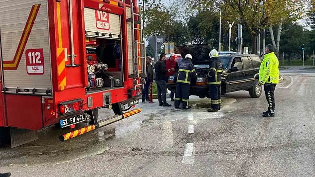Seyir halindeki otomobil alev aldı