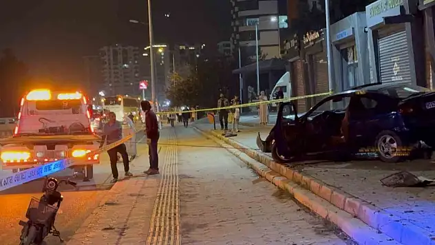 Otomobil kaldırımdaki çocuğa çarptı