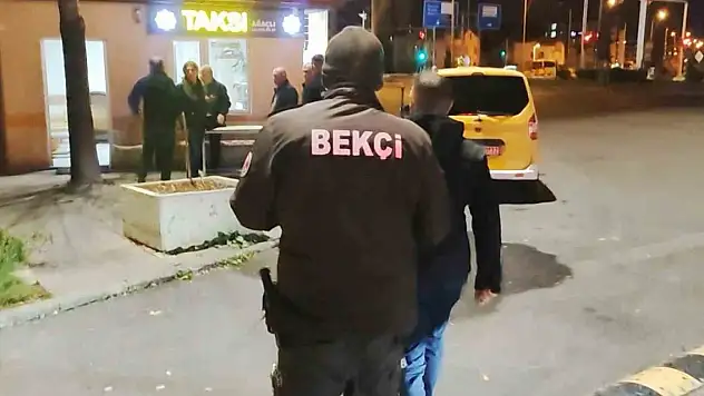 Anne ve baba, avukat kızlarını taksi durağına kilitledi