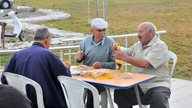 Akşehir Belediyesi'nden hayvan pazarında çorba ve çay ikramı
