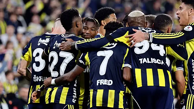 Fenerbahçe, liderle arasında puan farkını 1'e indirdi