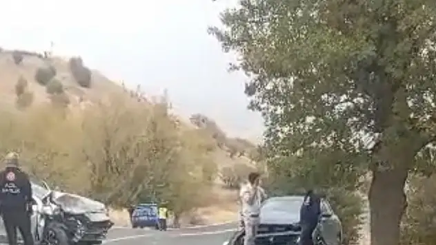 İki otomobil çarpıştı: 10 yaralı