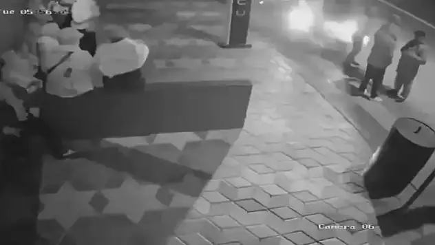 Otomobil durağa daldı: Yaralılar var