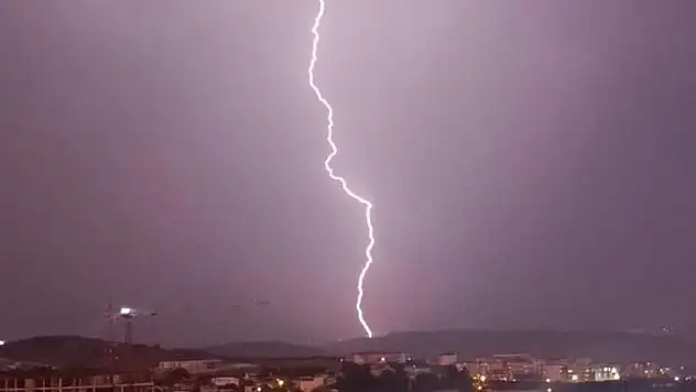 Yıldırım düştüğü anlar, kameralara yansıdı