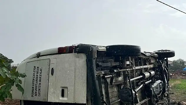 Kamyonet devrildi: 1 ölü, 1 yaralı