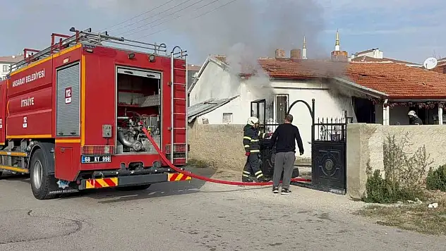 Annesinin evini ateşe verdi
