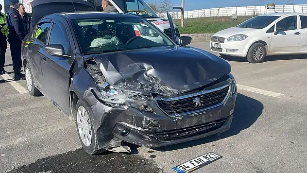 Edirne'de iki otomobil kavşakta çarpıştı: 8 yaralı