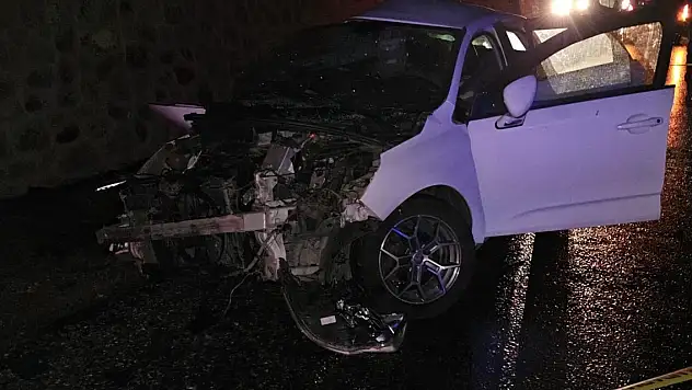 Otomobiller çarpıştı: 1 ölü, 2 yaralı