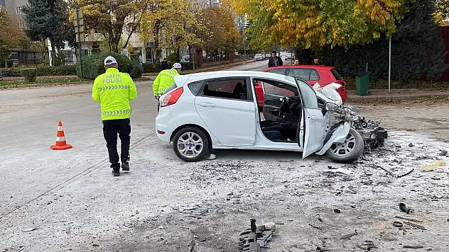 Kamyona yandan çarpan aracın 70 yaşındaki sürücüsü hayatını kaybetti