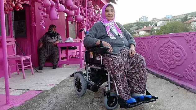 Hayatını pembeye boyadı, akülü arabasına gücü yetmedi