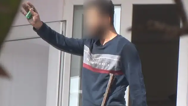 Evi yakmaya çalıştı, eşyaları fırlattı, çıkışta akraba dayağı yedi