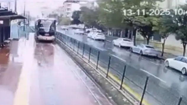Seyir halindeki tramvaya yıldırım düştü